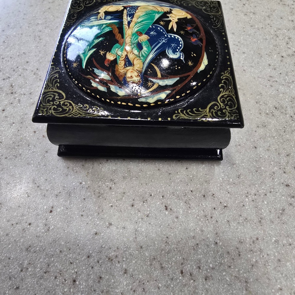 Russian Lacquer Box Snegurochka Snow Maiden Hand Painted Trinket Box Vintage - Picture 8 of 12